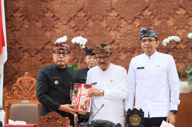 Wakil Walikota Denpasar Arya Wibawa bersama Ketua DPRD I Gusti Ngurah Gede dan Wakil Ketua DPRD Made Oka Cahyadi Wiguna dalam Rapat Paripurna ke-11 DPRD Kota Denpasar.