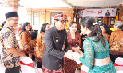 Wawali I Kadek Agus Arya Wibawa didampingi Ketua GOW Denpasar Ayu Kristi Arya Wibawa menghadiri HUT Ke-64 PWRI Kota Denpasar di Kantor PWRI Provinsi Bali.