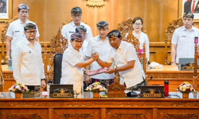 Bupati Badung Adi Arnawa menandatangani Nota Kesepakatan KUA-PPAS 2027 saat Rapat Paripurna DPRD Badung di Ruang Utama Gosana, Puspem Badung