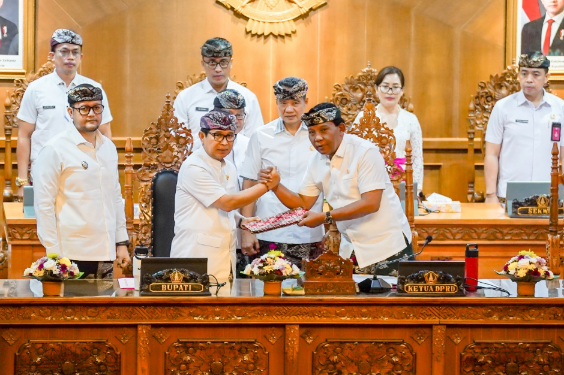 Bupati Badung Adi Arnawa menandatangani Nota Kesepakatan KUA-PPAS 2027 saat Rapat Paripurna DPRD Badung di Ruang Utama Gosana, Puspem Badung
