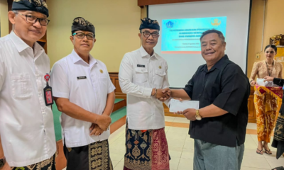 Asisten Administrasi Umum Badung I Wayan Wijana menyerahkan santunan dana pensiun kepada purnatugas ASN di Ruang Rapat Samasta, Kantor BKPSDM Puspem Badung.
