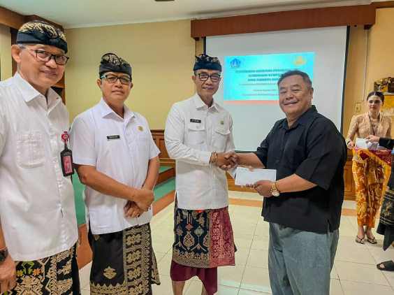 Asisten Administrasi Umum Badung I Wayan Wijana menyerahkan santunan dana pensiun kepada purnatugas ASN di Ruang Rapat Samasta, Kantor BKPSDM Puspem Badung.