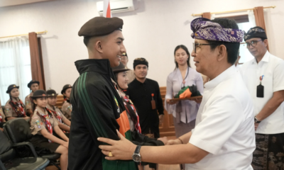 Bupati Badung I Wayan Adi Arnawa melepas peserta Jambore Nasional Pramuka Kwarcab Badung di Rumah Jabatan, Puspem Badung.