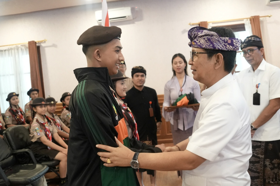 Bupati Badung I Wayan Adi Arnawa melepas peserta Jambore Nasional Pramuka Kwarcab Badung di Rumah Jabatan, Puspem Badung.