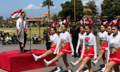 Peserta Lomba Gerak Jalan Tingkat SMP se-Kabupaten Gianyar mengikuti perlombaan di Open Stage Balai Budaya Gianyar.