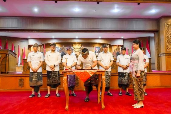 Ketua DPRD Badung Anom Gumanti dan Bupati Adi Arnawa menandatangani Nota Kesepakatan KUA-PPAS 2027 di Ruang Sidang Utama Gosana.