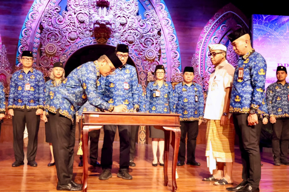Walikota Denpasar I Gusti Ngurah Jaya Negara menghadiri Pengukuhan PAW Dewan Pengurus KORPRI Kota Denpasar disaksikan Ketua Umum DPN KORPRI Zudan Arif Fahrulloh di Gedung Dharma Negara Alaya.