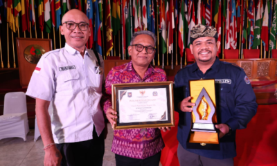 Kepala DPMD Kota Denpasar I Wayan Budha menerima penghargaan LPM Award mewakili Pemkot Denpasar di Gedung Merdeka, Kota Bandung.