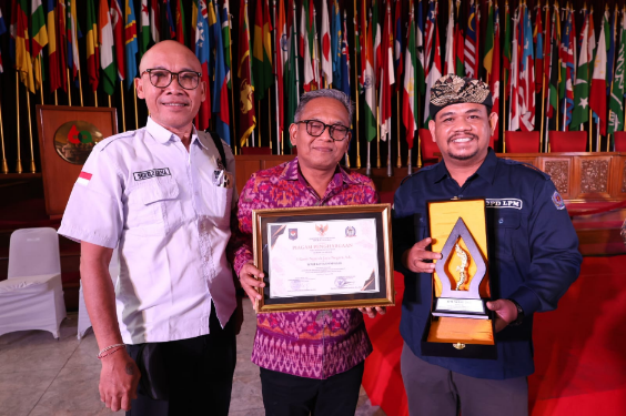 Kepala DPMD Kota Denpasar I Wayan Budha menerima penghargaan LPM Award mewakili Pemkot Denpasar di Gedung Merdeka, Kota Bandung.