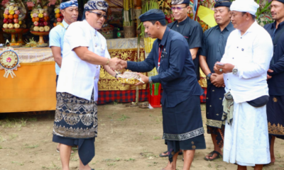 Wakil Gubernur Bali I Nyoman Giri Prasta menyerahkan punia saat menghadiri upacara Ngaben Massal di Desa Adat Mengandang, Kecamatan Kubutambahan.