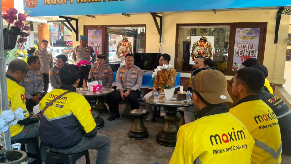 Plt. Wakapolresta Denpasar AKBP I Ketut Widiarta bersama komunitas Ojol Maxim dalam Ngopi Kamtibmas di Kantor Polsubsektor Diponegoro.