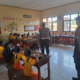 Personel Polsek Tampaksiring mengawal pendistribusian Program Makanan Bergizi Gratis di Desa Manukaya, Kecamatan Tampaksiring.