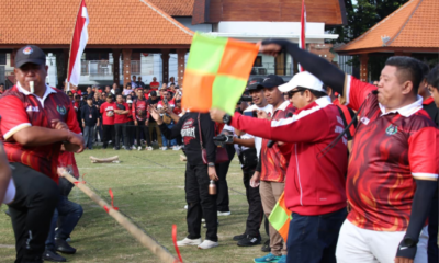 Bupati Tabanan I Komang Gede Sanjaya menghadiri Lomba Lari Karung dan Lomba Tarik Tambang antar-OPD di Lapangan Alit Saputra.