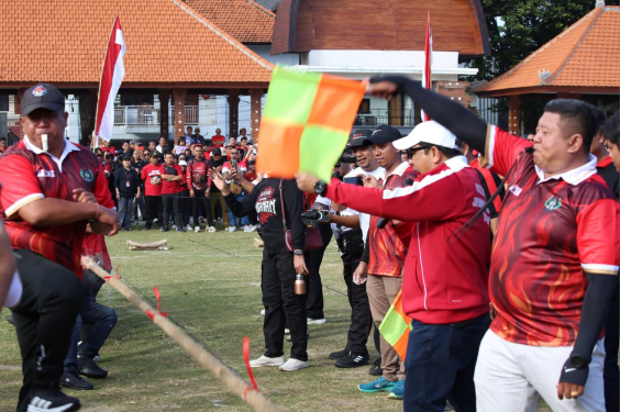 Bupati Tabanan I Komang Gede Sanjaya menghadiri Lomba Lari Karung dan Lomba Tarik Tambang antar-OPD di Lapangan Alit Saputra.