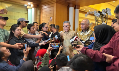 Ketua Umum PWI Pusat Akhmad Munir dan Ketua Umum AFPI Entjik S. Djafar memberikan keterangan usai Workshop Jurnalistik Pindar di Aryaduta Hotel Tugu Tani, Jakarta.