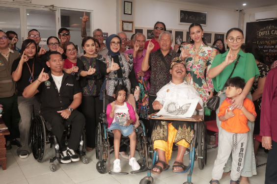 Penasihat I DWP Kemensos RI Ny. Fatma Saifullah Yusuf didampingi Ketua GOW Denpasar Ny. Ayu Kristi Arya Wibawa, Ketua FPPI Denpasar Mulianingsih, dan Kadis Sosial Denpasar I Gusti Ayu Laxmy Saraswati dalam acara Pesona Difabel Denpasar di Graha Nawasena.