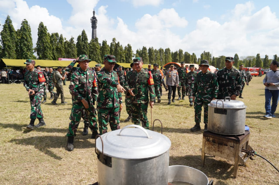 Kogasgabpad Kodam IX/Udayana menggelar latihan aplikasi lapangan penanggulangan bencana gempa bumi dan tsunami di kawasan Lapangan Niti Mandala Renon, Denpasar.