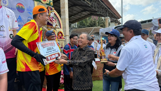 Gubernur Bali Wayan Koster didampingi Ketua Umum PB Pergatsi Diana Kusumastuti menyerahkan hadiah usai menutup Turnamen Gateball Piala Gubernur Bali 2026 di GOR Ngurah Rai Denpasar.