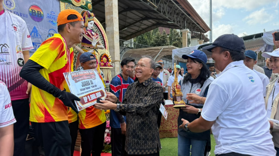 Gubernur Bali Wayan Koster didampingi Ketua Umum PB Pergatsi Diana Kusumastuti menyerahkan hadiah usai menutup Turnamen Gateball Piala Gubernur Bali 2026 di GOR Ngurah Rai Denpasar.