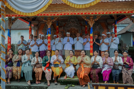 Wakil Bupati Badung Bagus Alit Sucipta melayat ke rumah duka almarhumah Gusti Agung Ayu Rai Kembar di Jero Jempiring, Banjar Tanggayuda, Desa Bongkasa, Abiansemal.