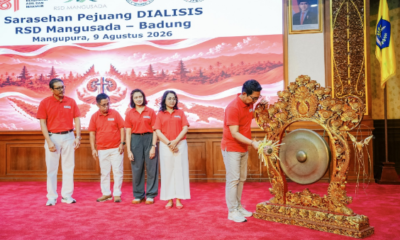 Bupati Badung Wayan Adi Arnawa didampingi Ketua TP PKK Badung Nyonya Rasniathi Adi Arnawa membuka Sarasehan Pejuang Dialisis di Ruang Kertha Gosana, Puspem Badung.