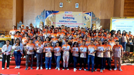 Direktur Utama BPR Kanti Made Arya Amitaba memberikan keterangan kepada awak media saat KANTI Family Gathering 2026 di Aula Taman Asoka, UNHI Denpasar