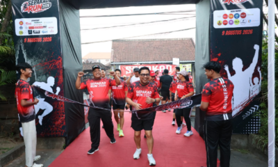 Wakil Walikota Denpasar I Kadek Agus Arya Wibawa ikut berlari usai melepas peserta Sepakad Run 2026 di Kantor Desa Padangsambian Kaja.
