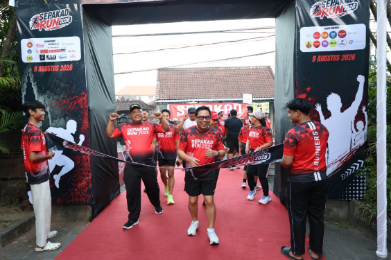 Wakil Walikota Denpasar I Kadek Agus Arya Wibawa ikut berlari usai melepas peserta Sepakad Run 2026 di Kantor Desa Padangsambian Kaja.