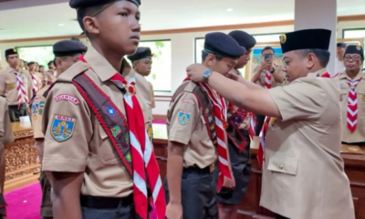 Ketua Kwarcab Gerakan Pramuka Gianyar Gus Bem melepas peserta Jambore Nasional 2026 di Ruang Sidang Utama Kantor Bupati Gianyar