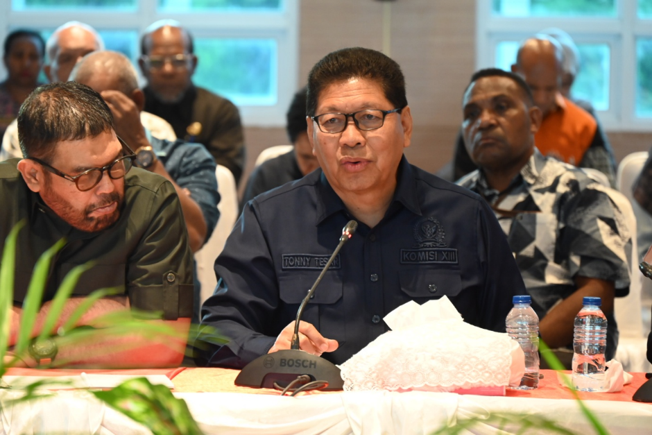Anggota Baleg DPR RI Tonny Tesar mengikuti Kunjungan Kerja Baleg DPR RI dalam rangka penyusunan RUU Masyarakat Adat di Jayapura, Provinsi Papua.