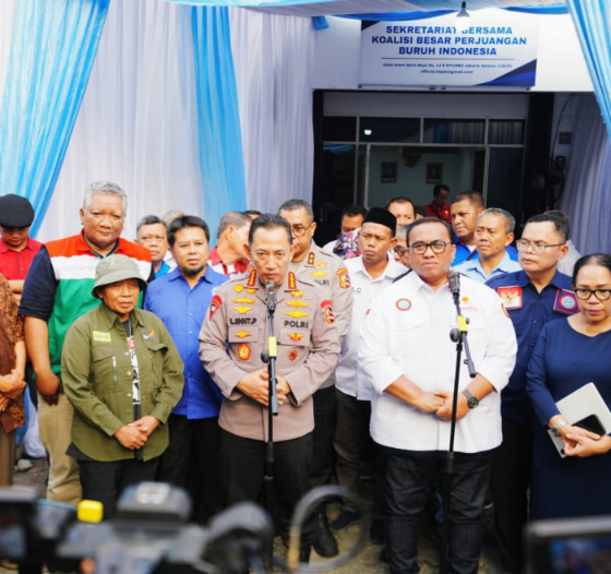 Kapolri Jenderal Polisi Listyo Sigit Prabowo menghadiri dialog bersama jajaran Koalisi Besar Perjuangan Buruh Indonesia di Kantor Sekretariat Bersama KBPBI, Jakarta.