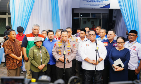 Kapolri Jenderal Polisi Listyo Sigit Prabowo menghadiri dialog bersama jajaran Koalisi Besar Perjuangan Buruh Indonesia di Kantor Sekretariat Bersama KBPBI, Jakarta.