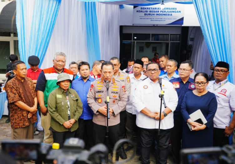 Kapolri Jenderal Polisi Listyo Sigit Prabowo menghadiri dialog bersama jajaran Koalisi Besar Perjuangan Buruh Indonesia di Kantor Sekretariat Bersama KBPBI, Jakarta.