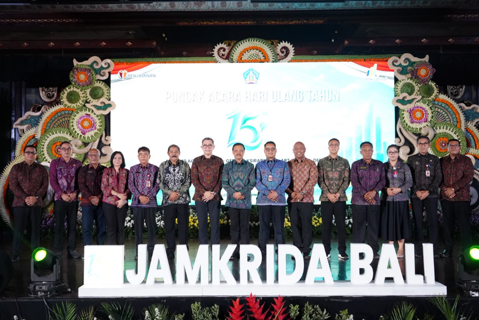 Sekda Bali Dewa Made Indra mewakili Gubernur Koster menghadiri perayaan HUT ke-15 PT Jamkrida Bali Mandara di Gedung Ksirarnawa, Taman Budaya Provinsi Bali.