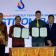 Rektor ITB STIKOM Bali Dr. Dadang Hermawan bersama perwakilan EA Exchange Rossi Chu menandatangani kerja sama Program J-1 Internship & Trainee saat Dies Natalis ke-24 ITB STIKOM Bali.