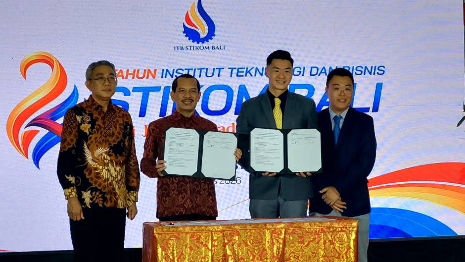 Rektor ITB STIKOM Bali Dr. Dadang Hermawan bersama perwakilan EA Exchange Rossi Chu menandatangani kerja sama Program J-1 Internship & Trainee saat Dies Natalis ke-24 ITB STIKOM Bali.