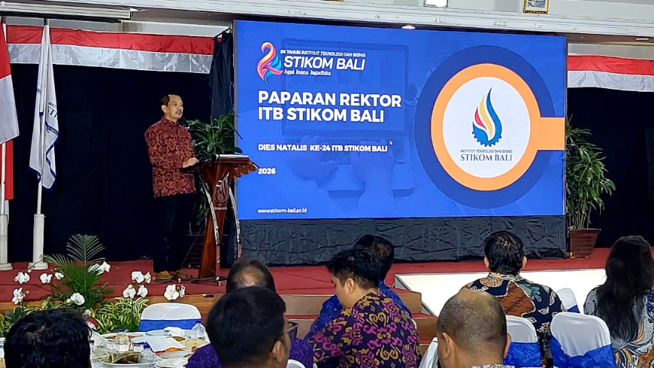 Rektor ITB STIKOM Bali Dr. Dadang Hermawan memberikan sambutan peluncuran LinkedIn Learning Center pada perayaan Dies Natalis ke-24 ITB STIKOM Bali.