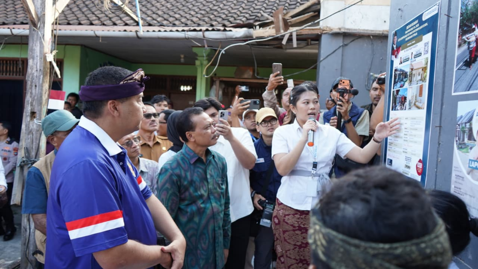 Sekda Provinsi Bali Dewa Made Indra mendampingi Menteri PKP Maruarar Sirait meninjau rumah Ni Wayan Pageh, penerima Program Bedah Rumah di Kelurahan Tonja, Denpasar Utara.