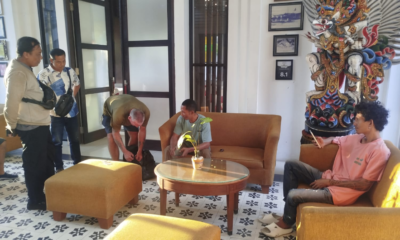 WNA asal Australia Brian Allen menerima kembali tasnya yang tertinggal di taksi berkat kesigapan Polsek Denpasar Utara.