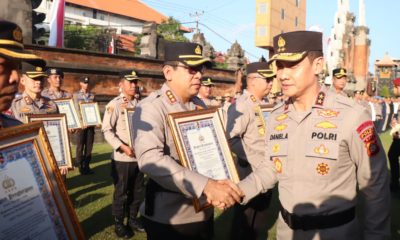 Kapolresta Denpasar Kombes Pol. Leonardo D. Simatupang menerima Penghargaan Kapolri Kategori Pelayanan Prima A dari Kapolda Bali Irjen Pol. Daniel Adityajaya di Halaman Mapolda Bali.
