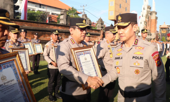 Kapolresta Denpasar Kombes Pol. Leonardo D. Simatupang menerima Penghargaan Kapolri Kategori Pelayanan Prima A dari Kapolda Bali Irjen Pol. Daniel Adityajaya di Halaman Mapolda Bali.