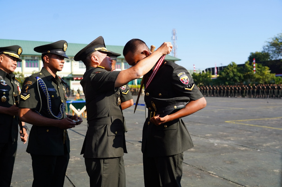 Pangdam IX/Udayana Mayjen TNI Piek Budyakto memimpin Upacara Penutupan Dikmaba Infanteri Gelombang II TA 2026 di Lapangan Wira Yudha Bhakti Rindam IX/Udayana, Tabanan.