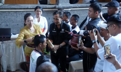 Bunda Antinarkoba Kabupaten Badung Nyonya Rasniathi Adi Arnawa memimpin Prosesi Potong Rambut Paskibraka Kabupaten Badung Tahun 2026 di Hotel Made Bali.