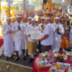 Bupati Badung I Wayan Adi Arnawa menyerahkan dana hibah saat menghadiri Karya Mamungkah, Ngenteg Linggih, Padudusan Alit di Pura Maspahit, Br. Kayutulang, Canggu.