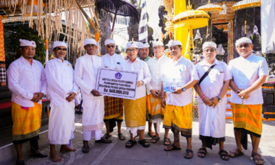 Bupati Badung I Wayan Adi Arnawa menyerahkan dana hibah saat menghadiri rangkaian Karya Keagamaan di Desa Munggu, Kecamatan Mengwi.