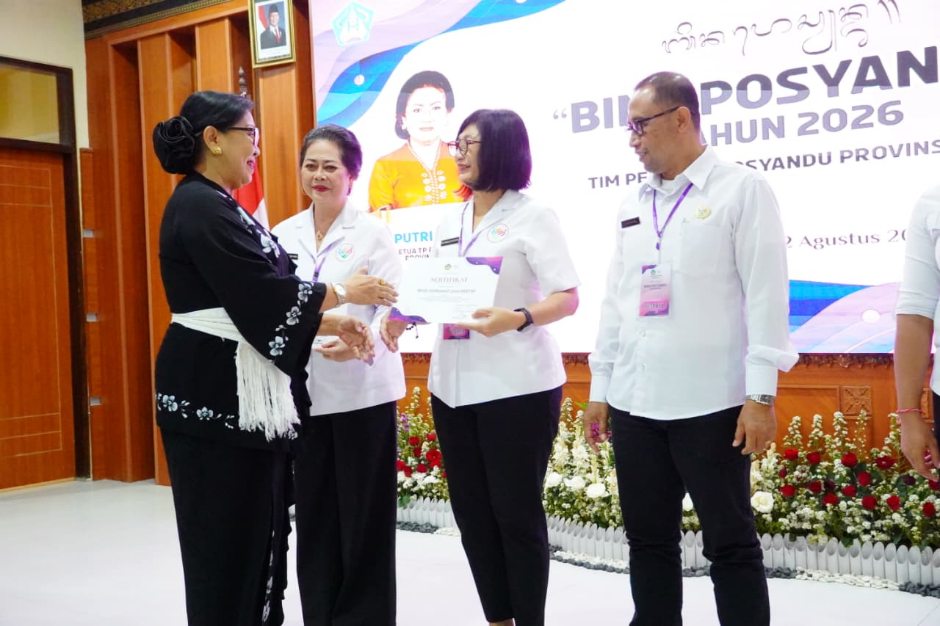Ketua TP Posyandu Provinsi Bali Ny. Putri Suastini Koster menutup Bina Posyandu X Tahun 2026 di Aula UPTD Bapelkesmas Dinas Kesehatan Provinsi Bali.
