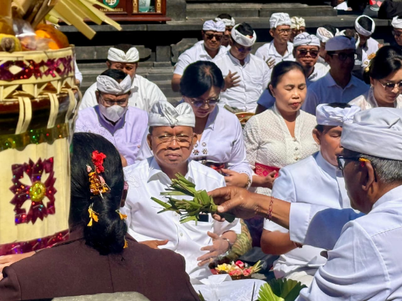 Gubernur Bali Wayan Koster memimpin jajaran Pemprov Bali melaksanakan Upacara Ngaturang Pekeling di Pura Agung Besakih, Karangasem.