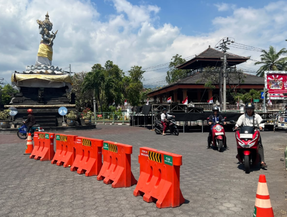 Kepala Dishub Buleleng Gede Gunawan Adnyana Putra memaparkan rekayasa lalu lintas di kawasan Catus Pata jelang Buleleng Festival 2026.