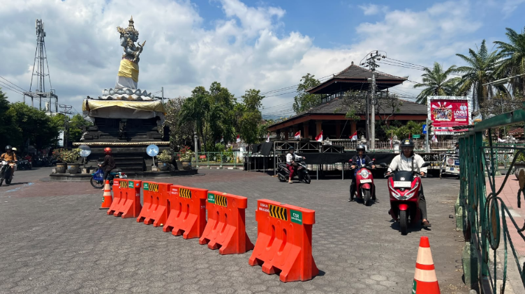 Kepala Dishub Buleleng Gede Gunawan Adnyana Putra memaparkan rekayasa lalu lintas di kawasan Catus Pata jelang Buleleng Festival 2026.