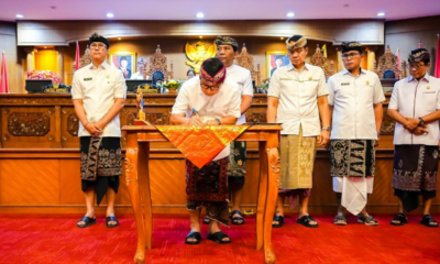 Bupati Badung I Wayan Adi Arnawa menandatangani nota kesepakatan Perubahan KUA-PPAS 2026 di Rapat Paripurna DPRD Badung.